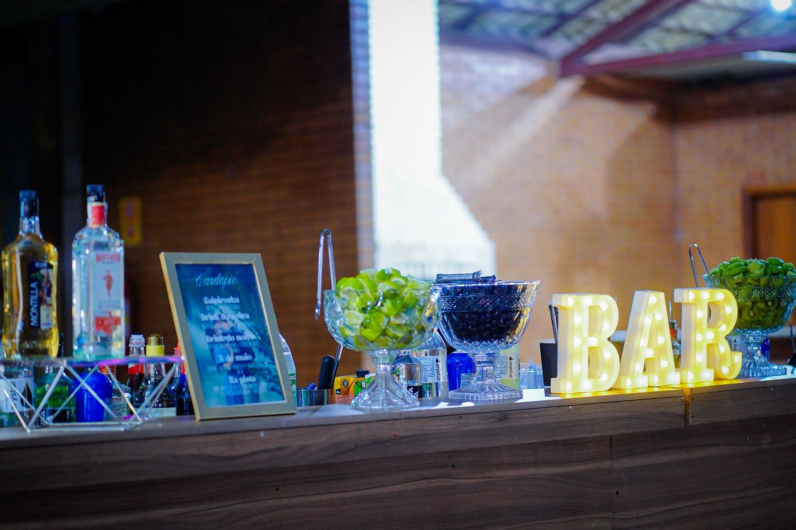 Premium show bar